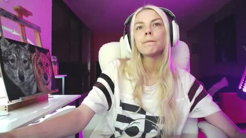 Snapshot of tinykylie chatting on 10-15-25, 07:19 stage Kylie Sinner brand CLITBAIT online show from 10-15-25, 07:19