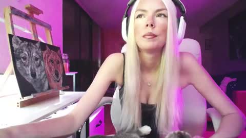 Snapshot of tinykylie chatting on 10-16-25, 07:31 stage Kylie Sinner brand CLITBAIT online show from 10-16-25, 07:31