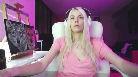 Snapshot of tinykylie chatting on 10-17-25, 06:38 stage Kylie Sinner brand CLITBAIT online show from 10-17-25, 06:38