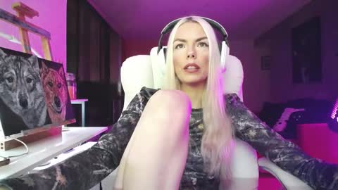 Snapshot of tinykylie chatting on 10-18-25, 07:31 stage Kylie Sinner brand CLITBAIT online show from 10-18-25, 07:31