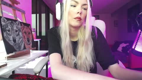 Snapshot of tinykylie chatting on 10-19-25, 10:16 stage Kylie Sinner brand CLITBAIT online show from 10-19-25, 10:16