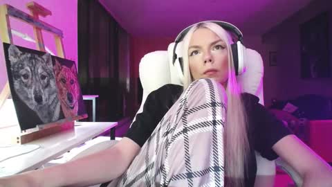 Snapshot of tinykylie chatting on 10-21-25, 04:13 stage Kylie Sinner brand CLITBAIT online show from 10-21-25, 04:13