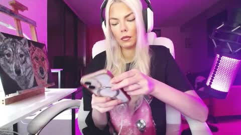 Snapshot of tinykylie chatting on 10-23-25, 10:52 stage Kylie Sinner brand CLITBAIT online show from 10-23-25, 10:52