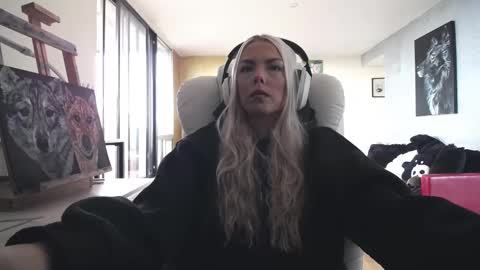 Snapshot of tinykylie chatting on 10-28-25, 03:14 stage Kylie Sinner brand CLITBAIT online show from 10-28-25, 03:14