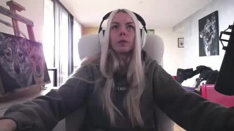 Snapshot of tinykylie chatting on 10-30-25, 07:36 stage Kylie Sinner brand CLITBAIT online show from 10-30-25, 07:36