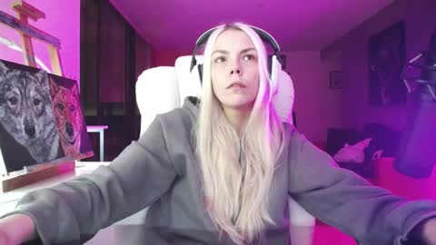 Snapshot of tinykylie chatting on 10-31-25, 08:37 stage Kylie Sinner brand CLITBAIT online show from 10-31-25, 08:37