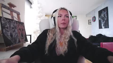 Snapshot of tinykylie chatting on 11-08-25, 07:12 stage Kylie Sinner brand CLITBAIT online show from 11-08-25, 07:12