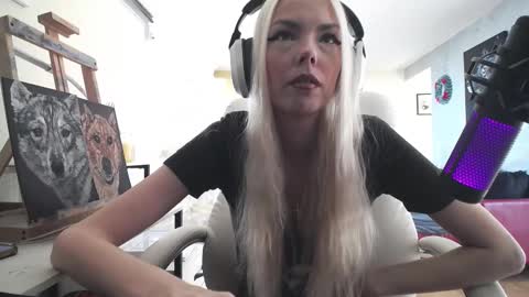 Snapshot of tinykylie chatting on 11-09-25, 01:42 stage Kylie Sinner brand CLITBAIT online show from 11-09-25, 01:42