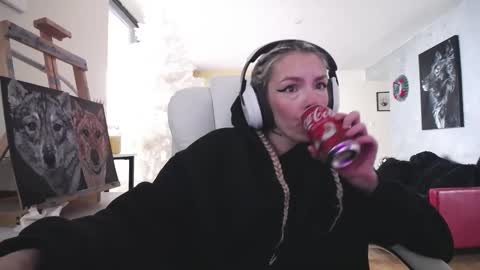 Snapshot of tinykylie chatting on 11-10-25, 07:02 stage Kylie Sinner brand CLITBAIT online show from 11-10-25, 07:02