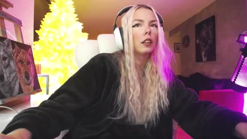 Snapshot of tinykylie chatting on 11-13-25, 10:30 stage Kylie Sinner brand CLITBAIT online show from 11-13-25, 10:30