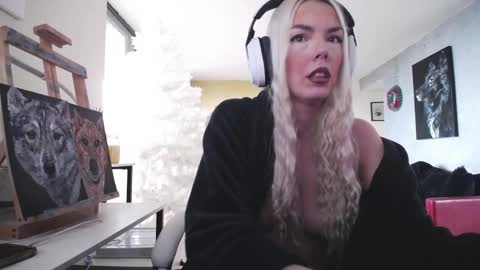 Snapshot of tinykylie chatting on 11-16-25, 12:22 stage Kylie Sinner brand CLITBAIT online show from 11-16-25, 12:22