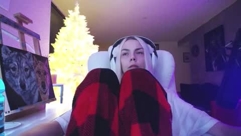 Snapshot of tinykylie chatting on 11-18-25, 10:09 stage Kylie Sinner brand CLITBAIT online show from 11-18-25, 10:09