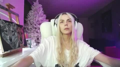 Snapshot of tinykylie chatting on 11-18-25, 10:14 stage Kylie Sinner brand CLITBAIT online show from 11-18-25, 10:14