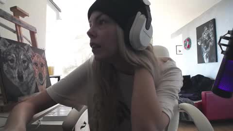 Snapshot of tinykylie chatting on 11-19-25, 04:07 stage Kylie Sinner brand CLITBAIT online show from 11-19-25, 04:07