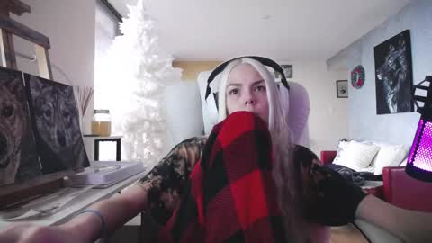 Snapshot of tinykylie chatting on 11-26-25, 12:17 stage Kylie Sinner brand CLITBAIT online show from 11-26-25, 12:17