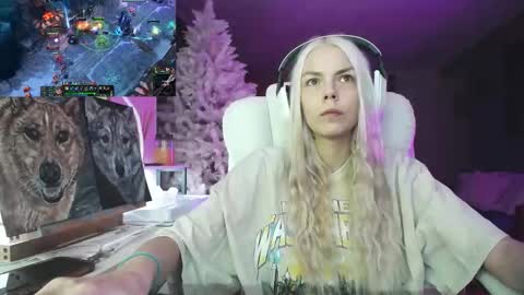 Snapshot of tinykylie chatting on 11-27-25, 12:24 stage Kylie Sinner brand CLITBAIT online show from 11-27-25, 12:24