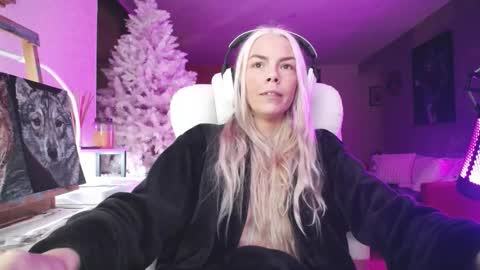 Snapshot of tinykylie chatting on 11-29-25, 10:57 stage Kylie Sinner brand CLITBAIT online show from 11-29-25, 10:57