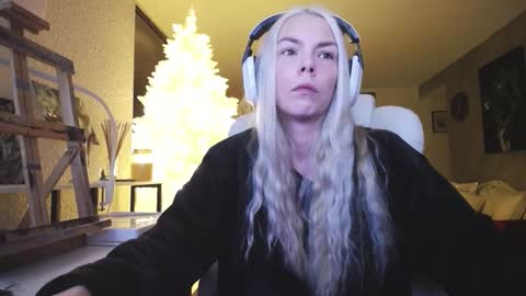 Snapshot of tinykylie chatting on 12-03-25, 05:37 stage Kylie Sinner brand CLITBAIT online show from 12-03-25, 05:37