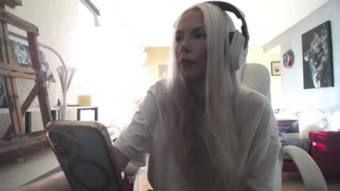 Snapshot of tinykylie chatting on 12-05-25, 05:53 stage Kylie Sinner brand CLITBAIT online show from 12-05-25, 05:53