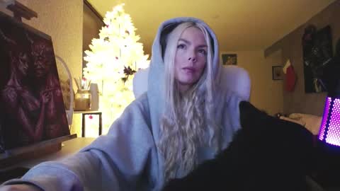 Snapshot of tinykylie chatting on 12-15-25, 06:06 stage Kylie Sinner brand CLITBAIT online show from 12-15-25, 06:06