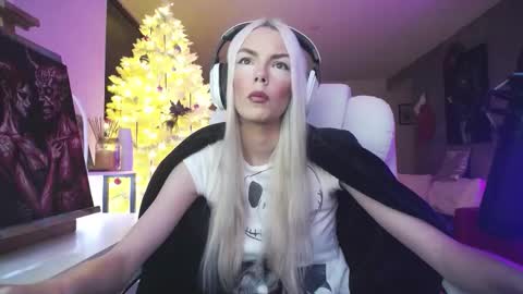 stage Kylie Sinner  brand CLITBAIT online show from 12-22-25, 10:23