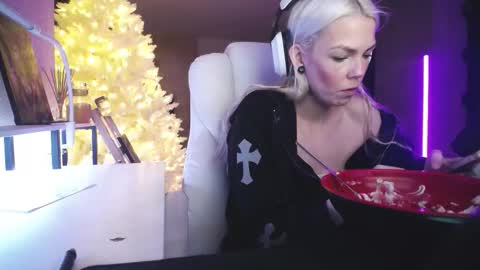 stage Kylie Sinner  brand CLITBAIT online show from 02-03-26, 02:53