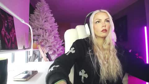 stage Kylie Sinner  brand CLITBAIT online show from 02-05-26, 10:25