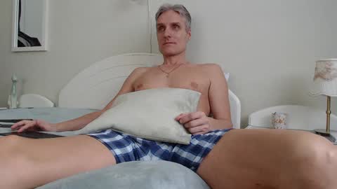 Daniel Bisexual uncut 20cm online show from 02-22-25, 07:34