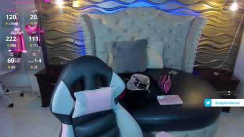 Snapshot of toky_doll chatting on 02-18-25, 10:14 toky online show from 02-18-25, 10:14