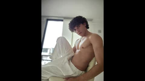 Snapshot of tom_blue10 chatting on 05-19-26, 04:35 Tom Blue online show from 05-19-26, 04:35