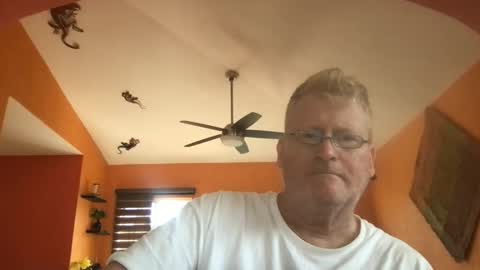 Snapshot of tomascausa chatting on 04-28-26, 03:28 Hola online show from 04-28-26, 03:28