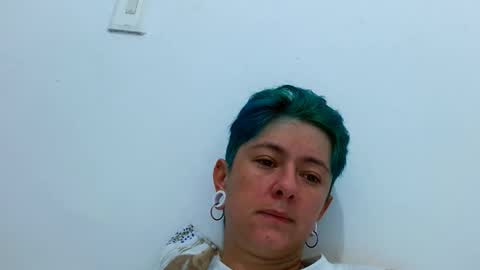 Snapshot of tomboyblue chatting on 02-10-26, 09:52 Blue online show from 02-10-26, 09:52