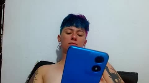 Snapshot of tomboyblue chatting on 06-09-26, 06:41 Blue online show from 06-09-26, 06:41