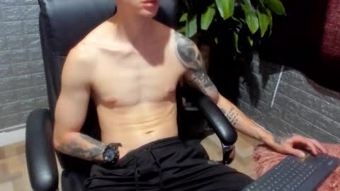 Snapshot of tommy_slater chatting on 01-09-26, 06:42 Tommy Slater online show from 01-09-26, 06:42