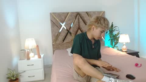 Snapshot of tommyfoxboy chatting on 12-04-24, 12:25 Tommy Foxboy online show from 12-04-24, 12:25