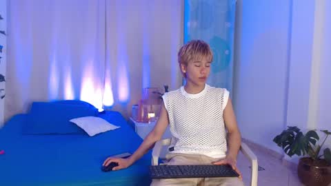 Snapshot of tommyfoxboy chatting on 01-04-25, 01:10 Tommy Foxboy online show from 01-04-25, 01:10