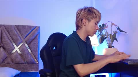 Snapshot of tommyfoxboy chatting on 01-19-25, 05:18 Tommy Foxboy online show from 01-19-25, 05:18