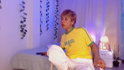 Snapshot of tommyfoxboy chatting on 01-21-25, 11:02 Tommy Foxboy online show from 01-21-25, 11:02