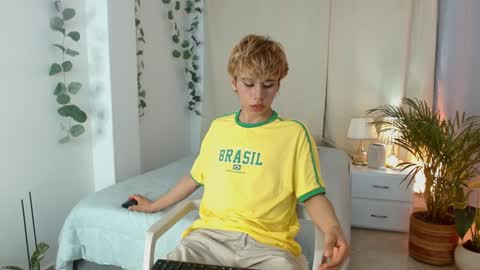 Snapshot of tommyfoxboy chatting on 01-31-25, 01:12 Tommy Foxboy online show from 01-31-25, 01:12