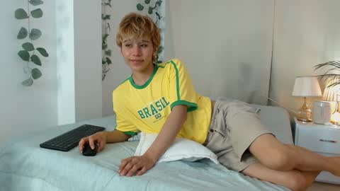 Snapshot of tommyfoxboy chatting on 01-31-25, 04:17 Tommy Foxboy online show from 01-31-25, 04:17