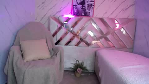 Snapshot of tomoe_b chatting on 12-21-24, 03:25 leyla online show from 12-21-24, 03:25