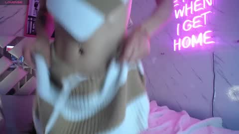 Snapshot of tomoe_b chatting on 12-21-24, 09:33 leyla online show from 12-21-24, 09:33