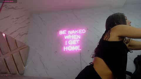 Snapshot of tomoe_b chatting on 01-14-25, 03:11 leyla online show from 01-14-25, 03:11