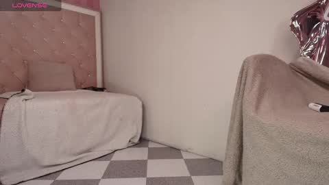 Snapshot of tomoe_b chatting on 02-08-25, 08:53 leyla online show from 02-08-25, 08:53