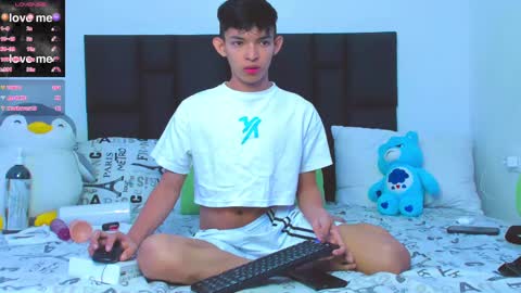 Snapshot of tonny_twink_ chatting on 02-23-25, 04:35 Tonny online show from 02-23-25, 04:35