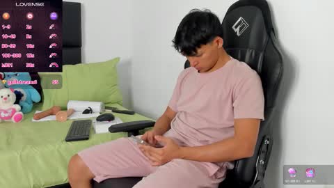 Snapshot of tonny_twink_ chatting on 03-14-26, 01:44 Tonny online show from 03-14-26, 01:44