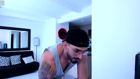 Snapshot of tony_muscle1 chatting on 01-16-25, 10:02 tony muscle1 online show from 01-16-25, 10:02