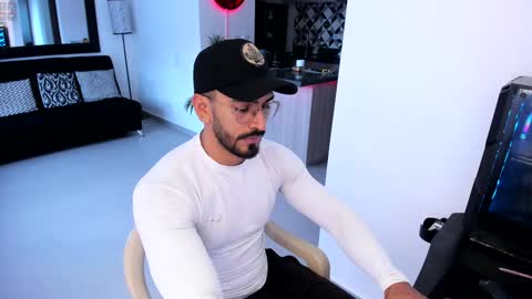 Snapshot of tony_muscle1 chatting on 01-17-25, 10:23 tony muscle1 online show from 01-17-25, 10:23