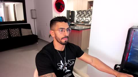 Snapshot of tony_muscle1 chatting on 02-09-25, 01:22 tony muscle1 online show from 02-09-25, 01:22