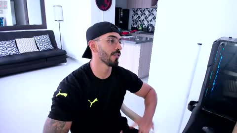 Snapshot of tony_muscle1 chatting on 02-10-25, 08:31 tony muscle1 online show from 02-10-25, 08:31